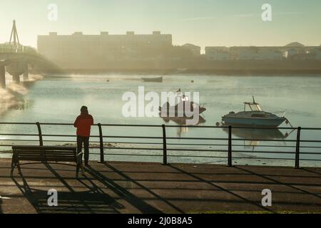 Nebliger Wintermorgen auf dem Fluss Adur in Shoreham-by-Sea, West Sussex, England. Stockfoto