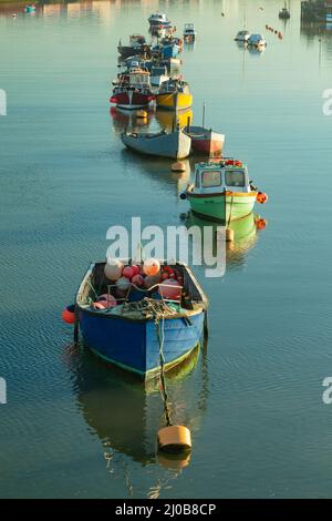 Die Boote liegen am Fluss Adur in Shoreham-by-Sea, West Sussex, England. Stockfoto