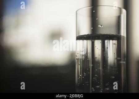 Ein Glas alkoholfreies Mineralwasser Stockfoto