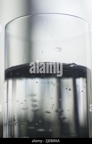 Ein Glas alkoholfreies Mineralwasser Stockfoto