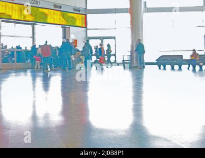 Leute, die die Lobby des Terminals verlassen Stockfoto