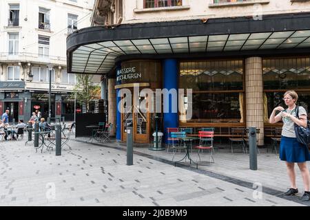 Saint Gilles, Brüssel, Belgien - 07 08 2019- Fassade, Platz, Terrasse mit Menschen, die außerhalb der traditionellen Brüsseler Brasserie Verschueren trinken Stockfoto