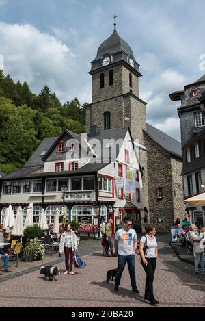 Monschau Altstadt, Nordrhein-Westfalen - Deutschland - 08 27 2019 Touristen zu Fuß vor der Kirche Stockfoto