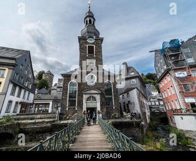 Monschau Altstadt, Nordrhein-Westfalen - Deutschland - 08 27 2019 Touristenfamilie, die über die Holzbrücke zur Kirche geht Stockfoto