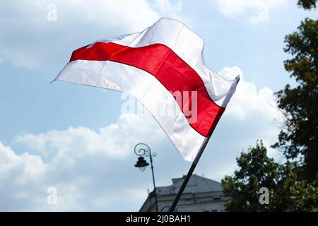 Weißrussische weiß-rot-weiße Flagge in Warschau, Polen. Hochwertige Fotos Stockfoto