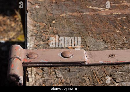 Seitenansicht eines alten rostigen Scharniers Stockfoto