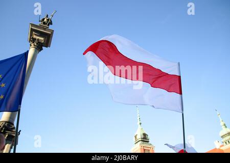 Weißrussische weiß-rot-weiße Flagge in Warschau, Polen. Hochwertige Fotos Stockfoto