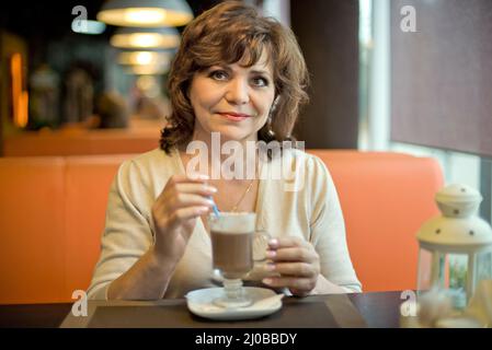 Reife Frau im Café Stockfoto