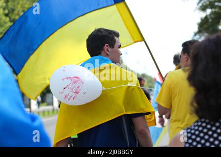 Warschau, Polen - 27.. Juli 2014: Ein Mann hält eine ukrainische Flagge. Hochwertige Fotos Stockfoto