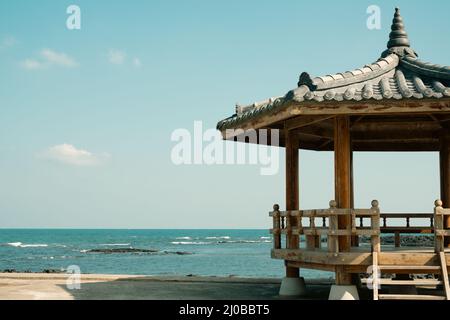 Traditioneller Pavillon und Strand, Jeju Olle Trail Route 18 auf der Insel Jeju, Korea Stockfoto