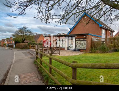 Blick auf die Straße im Dorf Flyford Flavell in Worcestershire, England. Stockfoto