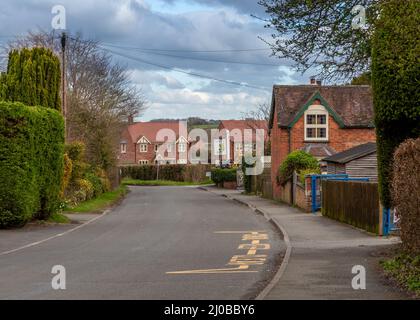 Blick auf die Straße im Dorf Flyford Flavell in Worcestershire, England. Stockfoto