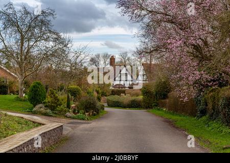 Blick auf die Straße im Dorf Flyford Flavell in Worcestershire, England. Stockfoto