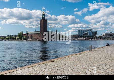 Riddarholmen, Stockholm-Schweden - 07 24 2019 Blick vom birger Jarls Torg Platz auf das Rathaus Stockfoto