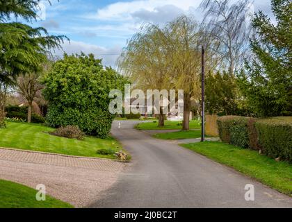 Blick auf die Straße im Dorf Flyford Flavell in Worcestershire, England. Stockfoto