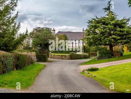 Blick auf die Straße im Dorf Flyford Flavell in Worcestershire, England. Stockfoto