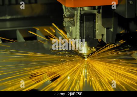Laserschneidemaschine, die mit Blech mit Funken arbeitet Ausstellung Stockfoto