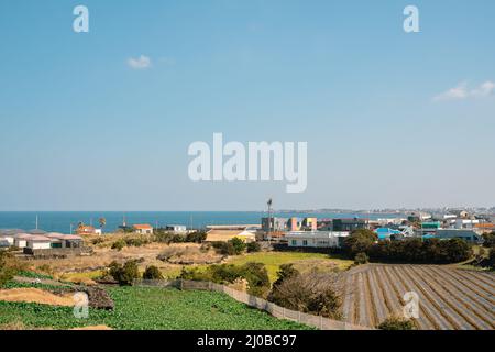 Blick auf das Seedorf Jocheon-eup, Jeju Olle Trail Route 18 auf der Insel Jeju, Korea Stockfoto