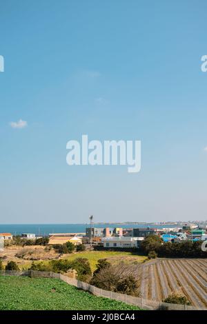 Blick auf das Seedorf Jocheon-eup, Jeju Olle Trail Route 18 auf der Insel Jeju, Korea Stockfoto