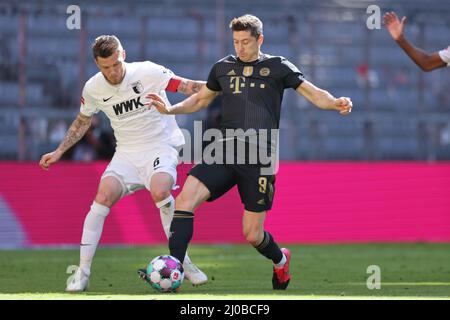 Robert Lewandowski (BAY) gegen Jeffrey Gouweleeuw (6/FCA) FC Bayern München - FC Augsburg Alllianz Arena 22.5.2021 34. Spieltag Fußball Bundesliga Saison 2020 / 2021 © diebilderwelt / Alamy Stock Stockfoto