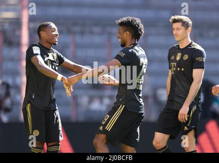 Nach dem Tor zum 4:0 - Torschuetze Kingsley Coman (29) mit David Alaba (l) und Robert Lewandowski (r/alleBAY) FC Bayern München - FC Augsburg Alllianz Arena 22.5.2021 34. Spieltag Fußball Bundesliga Saison 2020 / 2021 © diebilderwelt / Alamy Stock Stockfoto