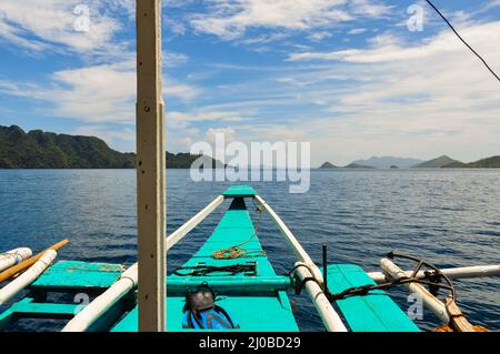 Tipp von einer hölzernen philippinischen Boot mit Blick auf das blaue Meer und Himmel mit Wolken Stockfoto