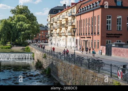 Uppsalen, Uppland, Schweden - 07 27 2019 die Fassaden und die Ufer rund um den Fluss Stockfoto