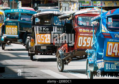 Philippinische Dreiräder gefangen Up In einem Verkehr Stockfoto