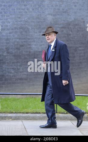 Sir Iain Duncan Smith MP (Con: Chingford und Woodford Green) in Downing Street. Trägt einen Hut, 17.. März 2022 Stockfoto