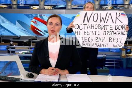 MARINA OCSYANNIKOVA, Redakteurin der russischen Fernsehsendung Channel One, protestiert am Abend des 14. März 2022 während einer Nachrichtensendung gegen den Krieg in der Ukraine. Es heißt: „Kein Krieg. Hört den Krieg auf, glaubt der Propaganda nicht. Sie lügen dich hier, Russen gegen Krieg' Stockfoto