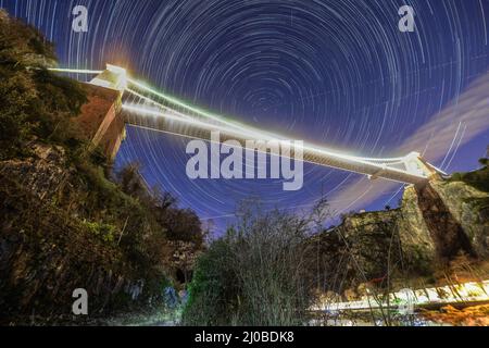 Clifton Suspension Bridge, Bristol, Großbritannien. 4.. Januar 2022. Im Bild: Ein Overlay-Bild von 350 Fotos zeigt zirkumpolare Sterne und Flugzeugspuren abo Stockfoto