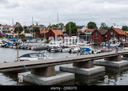 Oregrund, Uppland - Schweden - 30 07 2019 kleine Schiffe am Erholungshafen Stockfoto