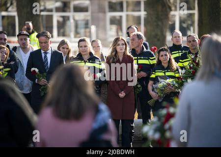 UTRECHT - Locoburgemeester Lot van Hooijdonk en Minister Dilan Yesilgoz (Justitie en Veiligheid) leggen in aanwezigheid van nabestaanden een krans tijdens de herdenking van de tramaanslag door Gokmen T. van drie jaar geleden, waarbij vier mensen overleden. De afgelopen twee herdenkingen waren kleinschalig door de coronamaatregelen. Dit jaar mag er publiek bij zijn. ANP JEROEN JUMELET Stockfoto