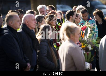 UTRECHT - Locoburgemeester Lot van Hooijdonk en Minister Dilan Yesilgoz (Justitie en Veiligheid) leggen in aanwezigheid van nabestaanden een krans tijdens de herdenking van de tramaanslag door Gokmen T. van drie jaar geleden, waarbij vier mensen overleden. De afgelopen twee herdenkingen waren kleinschalig door de coronamaatregelen. Dit jaar mag er publiek bij zijn. ANP JEROEN JUMELET Stockfoto