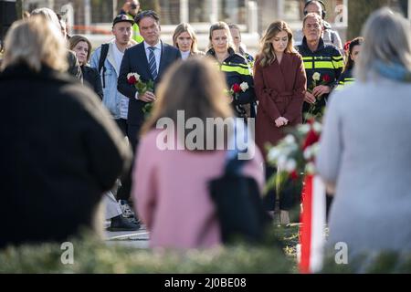 UTRECHT - Locoburgemeester Lot van Hooijdonk en Minister Dilan Yesilgoz (Justitie en Veiligheid) leggen in aanwezigheid van nabestaanden een krans tijdens de herdenking van de tramaanslag door Gokmen T. van drie jaar geleden, waarbij vier mensen overleden. De afgelopen twee herdenkingen waren kleinschalig door de coronamaatregelen. Dit jaar mag er publiek bij zijn. ANP JEROEN JUMELET Stockfoto