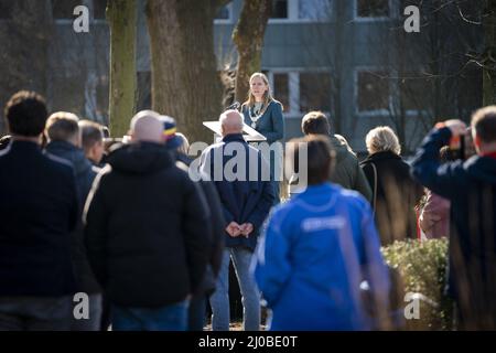 UTRECHT - Locoburgemeester Lot van Hooijdonk en Minister Dilan Yesilgoz (Justitie en Veiligheid) leggen in aanwezigheid van nabestaanden een krans tijdens de herdenking van de tramaanslag door Gokmen T. van drie jaar geleden, waarbij vier mensen overleden. De afgelopen twee herdenkingen waren kleinschalig door de coronamaatregelen. Dit jaar mag er publiek bij zijn. ANP JEROEN JUMELET Stockfoto