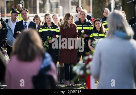 UTRECHT - Locoburgemeester Lot van Hooijdonk en Minister Dilan Yesilgoz (Justitie en Veiligheid) leggen in aanwezigheid van nabestaanden een krans tijdens de herdenking van de tramaanslag door Gokmen T. van drie jaar geleden, waarbij vier mensen overleden. De afgelopen twee herdenkingen waren kleinschalig door de coronamaatregelen. Dit jaar mag er publiek bij zijn. ANP JEROEN JUMELET Stockfoto