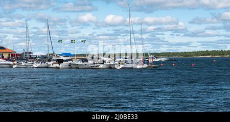 Oregrund, Uppland - Schweden - 30 07 2019 kleine Schiffe am Erholungshafen Stockfoto