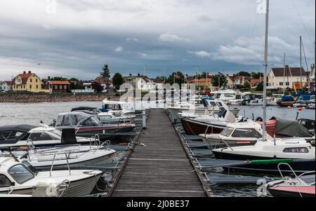 Oregrund, Uppland - Schweden - 30 07 2019 kleine Schiffe am Erholungshafen Stockfoto