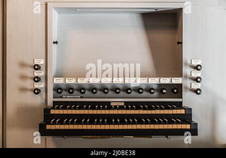 Oregrund, Uppland - Schweden - 30 07 2019 Weiße Vintage-Orgel der Kirche Stockfoto