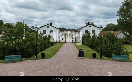 Forsmark, Osthammar - Schweden - 07 31 2019 Luxuriuous Cottage House with cultivated Gardens Stockfoto