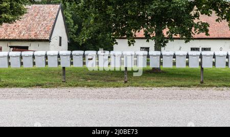 Forsmark, Osthammar - Schweden - 07 31 2019 Reihe identischer Postfächer Stockfoto