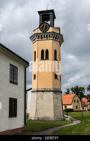 Forsmark, Osthammar, Schweden - 07 31 2019 Vintage gelb Glockenturm Stockfoto