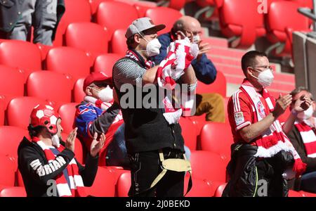 Fans FC Bayern München - FC Augsburg Alllianz Arena 22.5.2021 34. Spieltag Fußball Bundesliga Saison 2020 / 2021 © diebilderwelt / Alamy Stock Stockfoto