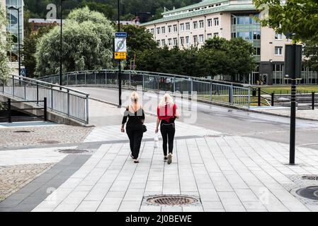 Sundsvall, Vastnorrland County - 08 02 2019: Zwei junge blonde Mädchen, die zur Brücke gehen Stockfoto