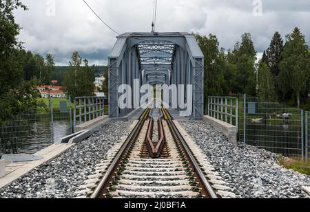 Segersta, Bollnas Gemeinde Schweden - 08 03 2019: Gerade Einzelbahngleise durch die schwedische Landschaft Stockfoto