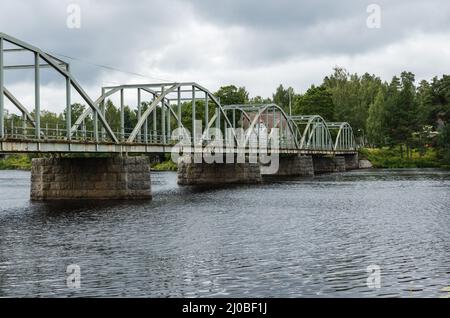 Segersta, Bollnas Gemeinde - Schweden - 08 03 2019: Diagonaler Blick über die Milleniumbrücke Stockfoto