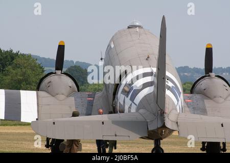 Headcorn, Kent UK - Juli 1. 2018 WW2 Skytrain C-47 sowie T6 texanische amerikanische Flugzeuge fliegen in einer Airshow über Kent in einer Battle of Britain Airshow von V Stockfoto