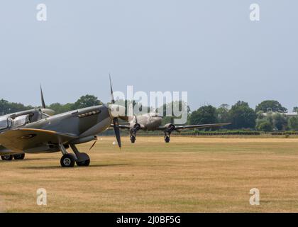 Headcorn, Kent UK - Juli 1. 2018 WW2 Skytrain C-47 sowie T6 texanische amerikanische Flugzeuge fliegen in einer Airshow über Kent in einer Battle of Britain Airshow von V Stockfoto