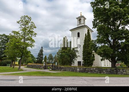 Segersta, Bollnas Gemeinde - Schweden - 08 03 2019: Die kleine Kirche am Dorfplatz Stockfoto